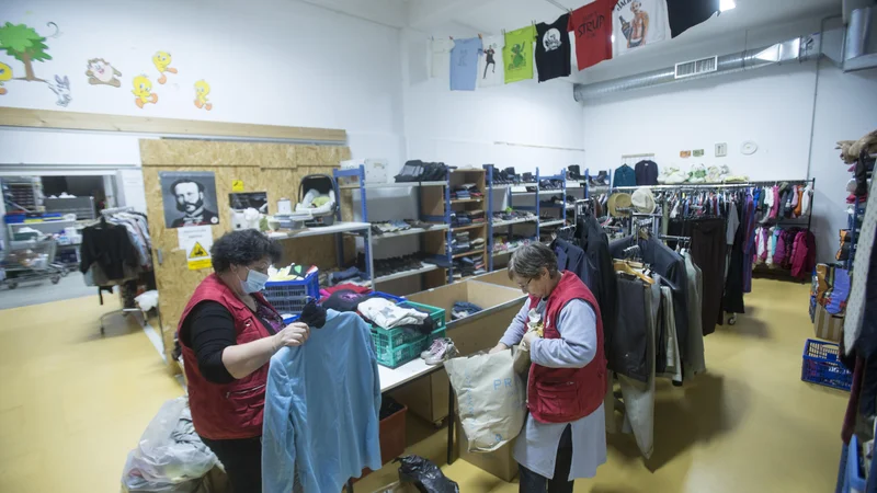 Fotografija: V Rdečem križu pravijo, da so lani s hrano, higienskimi pripomočki, oblačili, šolskimi potrebščinami ali plačilom položnic pomagali vsakemu šestnajstemu prebivalcu Slovenije. Foto Jure Eržen