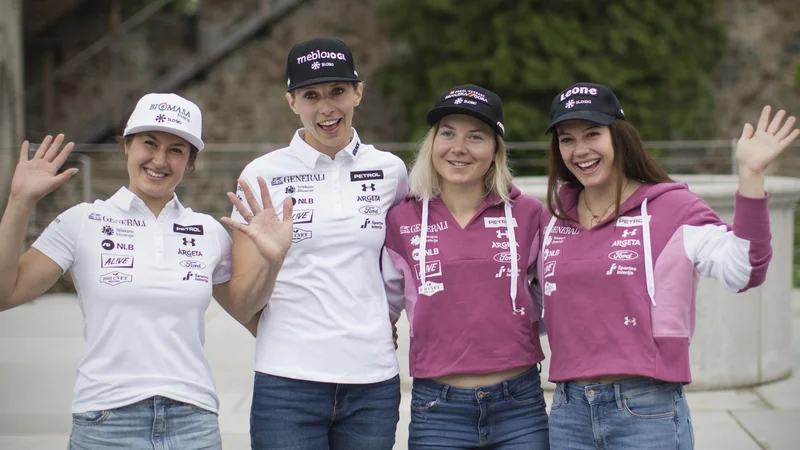 Fotografija: Tina Robnik, Ana Bucik, Meta Hrovat in Andreja Slokar se že veselijo tekme v Söldnu. FOTO: Jure Eržen/Delo
