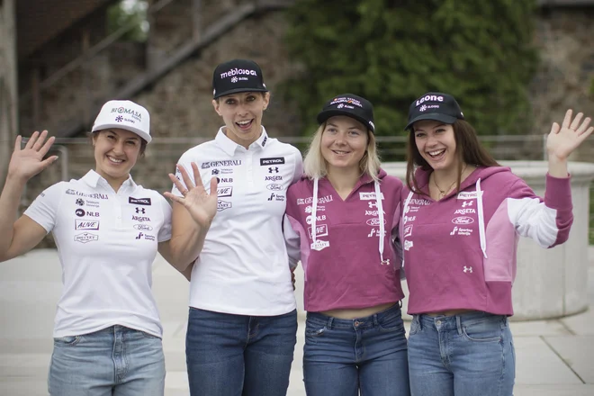 Tina Robnik, Ana Bucik, Meta Hrovat in Andreja Slokar se že veselijo tekme v Söldnu. FOTO: Jure Eržen/Delo
