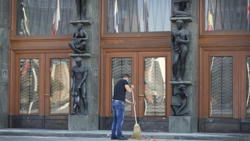 Fotografija: SD obljublja zvišanje minimalne plače na najmanj 800 evrov neto.  FOTO: Leon Vidic/Delo
