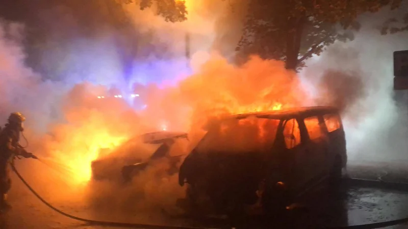 Fotografija: Ogenj, ki je domnevno najprej zajel mercedes, je uničil tudi sosednji vozili. FOTO: PGD Črnuče/Facebook