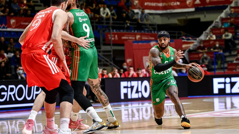 Fotografija: Marcus Keene (desno) je v štirih regionalnih kolih zbral 14 asistenc in 10 izgubljenih žog v 93 minutah igre, pri Luki Rupniku je razmerje 17:4 v 67 minutah. FOTO: ABA