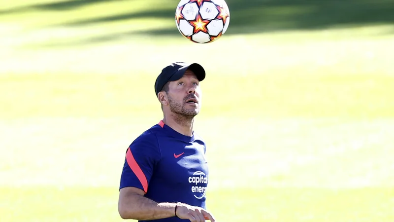 Fotografija: Diego Simeone uživa med gledanjem tekem Liverpoola. FOTO: Juan Medina/Reuters
