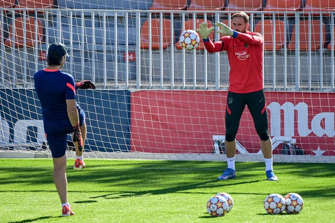 Jan Oblak (desno) med zadnjim treningom Atletica pred tekmo z Liverpoolom. FOTO: Javier Soriano/AFP
