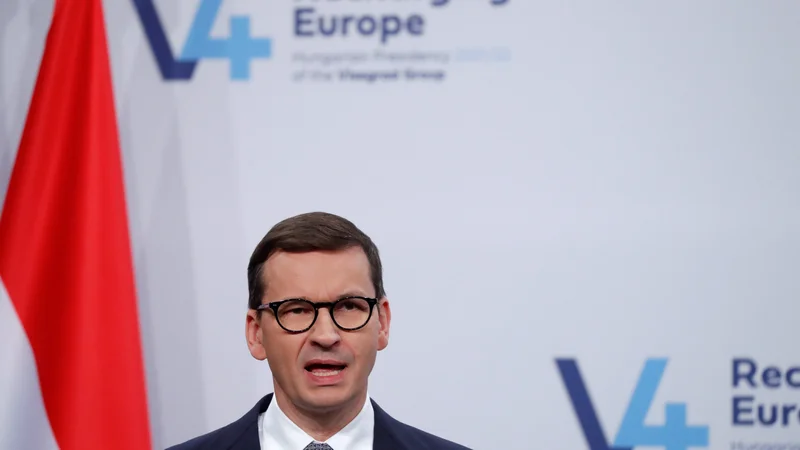 Fotografija: To, kar se danes dogaja Poljski, se lahko jutri, pod drugačno pretvezo, zgodi tudi drugim, opozarja poljski premier Mateusz Morawiecki. FOTO: Bernadett Szabo/Reuters
