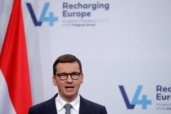 To, kar se danes dogaja Poljski, se lahko jutri, pod drugačno pretvezo, zgodi tudi drugim, opozarja poljski premier Mateusz Morawiecki. FOTO: Bernadett Szabo/Reuters
