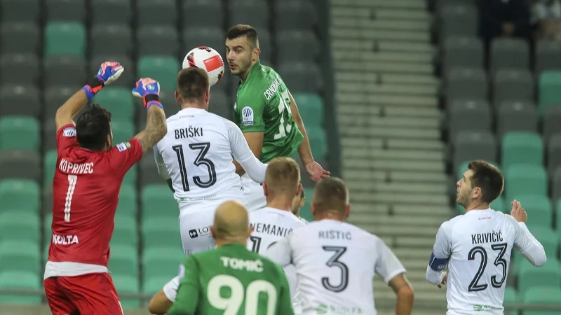 Fotografija: Nogometaši Olimpije (v zelenem) so na lestvici ujeli sosede iz Spodnje Šiške, ki so izgubili v Celju. FOTO: Jože Suhadolnik
