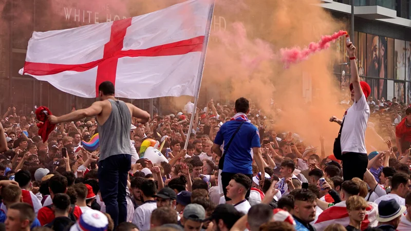 Fotografija: Nekateri prizori izpred štadiona Wembley na dan finala eura 2020 niso bili najlepši. FOTO: Niklas Halle'n/AFP