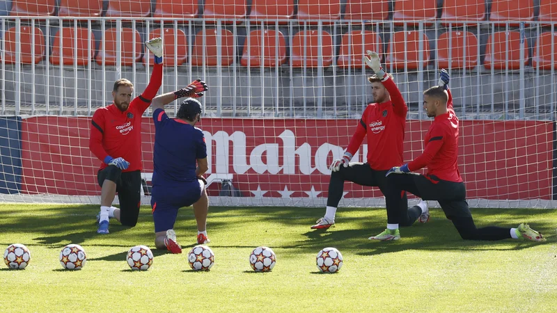 Fotografija: Jan Oblak in soigralci med treningom Atletica. FOTO: Juan Medina/Reuters