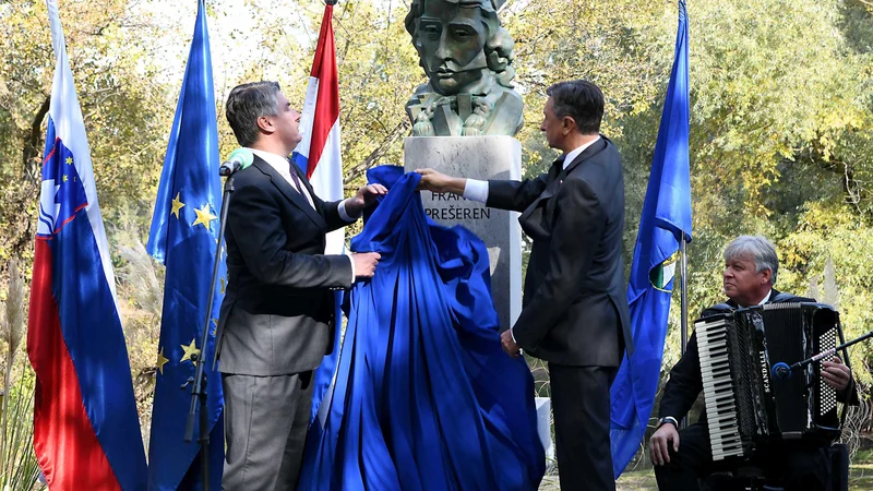 Fotografija: Slovenski in hrvaški predsednik sta na zagrebškem Bundeku, tamkajšnji Aleji pesnikov, odkrila Prešernov spomenik; v bližini sta tudi spomenika ruskih pesnikov Puškina in Jesenina. FOTO: Urad predsednika Republike Hrvaške