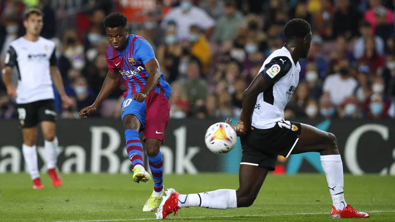 Fotografija: Soccer Football - LaLiga - FC Barcelona v Valencia - Camp Nou, Barcelona, Spain - October 17, 2021 FC Barcelona's Ansu Fati scores their first goal REUTERS/Albert Gea Foto Albert Gea Reuters