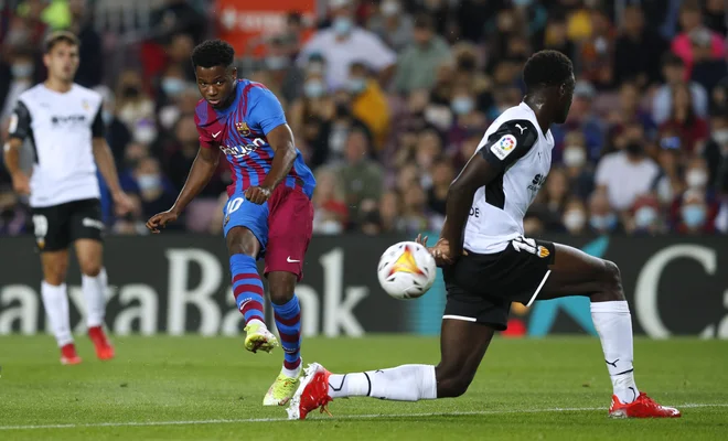 Soccer Football - LaLiga - FC Barcelona v Valencia - Camp Nou, Barcelona, Spain - October 17, 2021 FC Barcelona&#39;s Ansu Fati scores their first goal REUTERS/Albert Gea Foto Albert Gea Reuters
