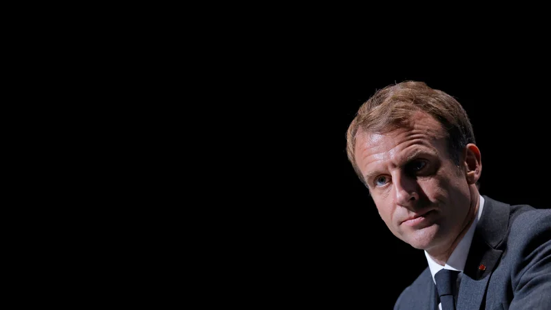 Fotografija: Ob prevzemu predsedniškega žezla je Macron napovedoval zmanjšanje doprinosa jedrske energije k celotnemu deležu energije v državi, in sicer s 75 na 50 odstotkov do leta 2035. FOTO: Stephane Mahe/Reuters