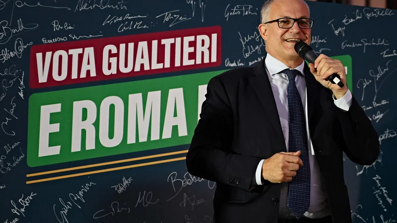 Novi rimski župan, bivši minister Roberto Gualtieri je dobil skoraj dve tretjini glasov. FOTO: Andreas Solaro/AFP

