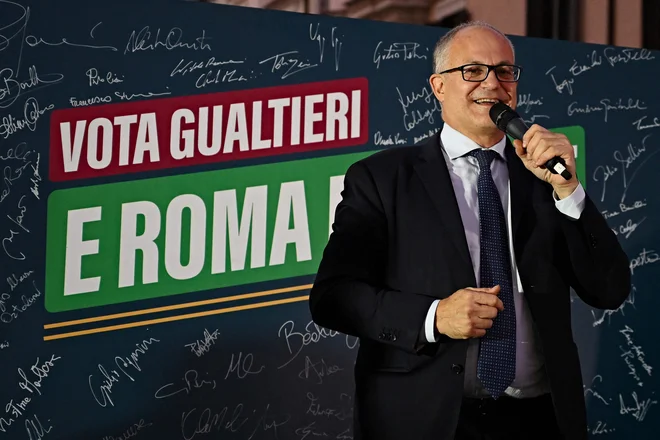 Novi rimski župan, bivši minister Roberto Gualtieri je dobil skoraj dve tretjini glasov. FOTO: Andreas Solaro/AFP
