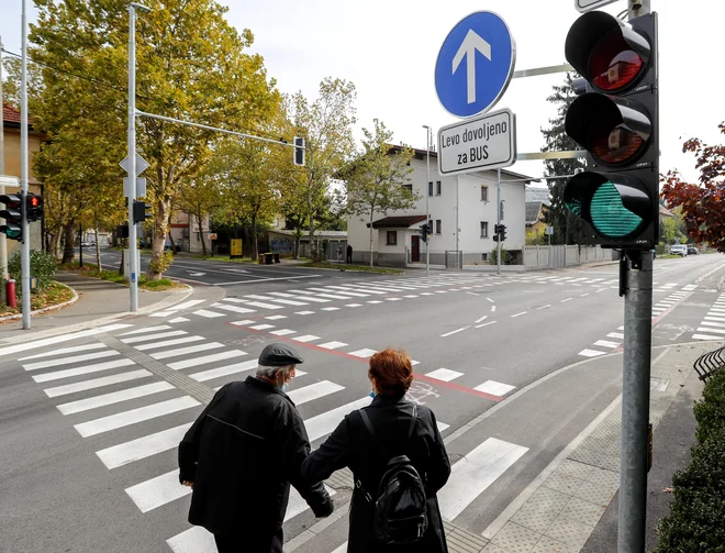 Kljub obvezni smeri je zavijanje levo na ulico Bežigrad med vozniki precej običajno. FOTO: Matej Družnik/Delo
