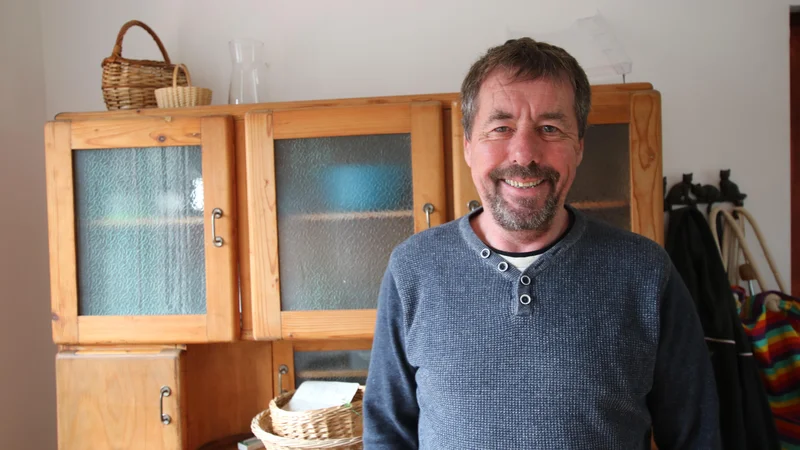 Fotografija: Paul Wadkin je kljub vsem težavam še vedno nasmejan gostobesedni veseljak. FOTO: Jože Pojbič/Delo