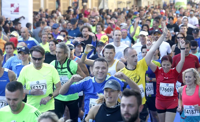 Takšnega vrveža, kakršen je bil na zadnjem množičnem maratonu v Ljubljani leta 2019, letos ne bo. FOTO: Roman Šipić/Delo
