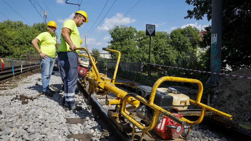 Fotografija: Tudi Slovenija je pospešila vlaganja v tire, letos med drugim z obnovo proge med Ljubljano in Brezovico. FOTO: Jože Suhadolnik/Delo