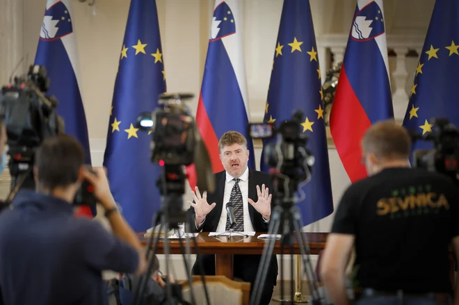 Svetlič trdi, da besed, da »mora država, če ne želi ostati postmodernistično mehkužna, za zaščito svoje simbolne vloge gospodarja v skrajnem primeru tudi streljati na migrante ob nezakonitem prečkanju državne meje«, ni izrekel. FOTO: Matej Družnik/Delo