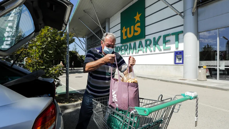 Fotografija: Sindikalna stran je pred dnevi ocenila, da bi bilo treba minimalno plačo januarja zvišati za 10,36 odstotka na 1133,35 evra bruto. FOTO: Matej Družnik/Delo
