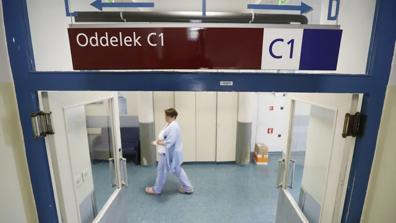 Fotografija: Prek 15.000 bolnikov se mora vsako leto soočiti z diagnozo raka. Na fotografiji: Onkološki inštitut, odelek C1. FOTO: Leon Vidic/Delo
