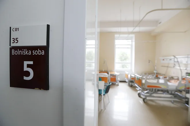 Onkološki inštitut je izdal publikacijo o duševni pomoči pri diagnozi rak. Na fotografifji: odelek C1 Onkološkega inštituta. FOTO: Leon Vidic/Delo
