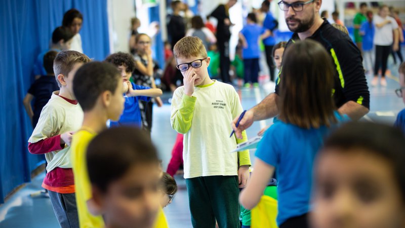 Fotografija: Že okoli šest tisoč otrokom z učnimi težavami v Sloveniji je Irlen klinika – Inštitut za skotopični sindrom predpisala barvne folije. Fotografija je simbolična. Foto Jure Eržen
