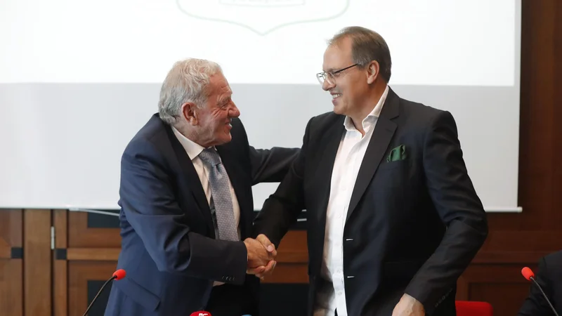 Fotografija: Milan Mandarić (levo) in Adam Delius sta si ob predaji kluba segla v roki. FOTO: Leon Vidic/Delo