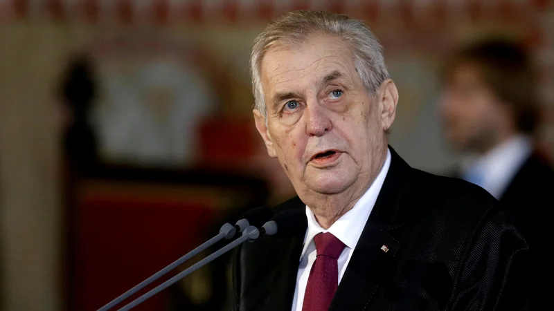 Fotografija: Čeprav se je zaradi hospitalizacije Miloša Zemana tik po čeških volitvah nekoliko zapletlo, saj bi moral predsednik formalno nekomu poveriti mandat za sestavo nove vlade, pa to pravzaprav ne vpliva na koalicijska pogajanja. FOTO: David W Cerny/Reuters