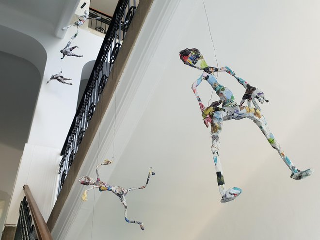 Dijakinje umetniške gimnazije so iz reklamnih letakov izdelale skulpture, ki so na razstavi na gimnazijskem stopnišču. FOTO: Špela Kuralt/Delo
