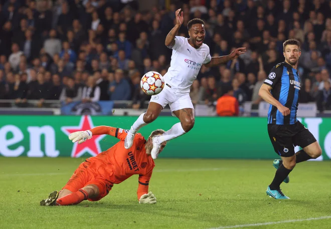 Nogometaši Manchester Cityja (na fotografiji v akciji Raheem Sterling) so bili za belgijske prvake neustavljivi. FOTO: Yves Herman/Reuters
