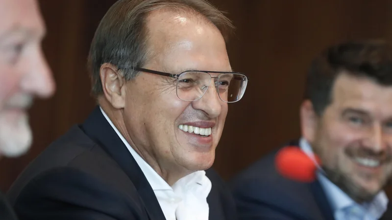 Fotografija: Adam Delius je prevzel Olimpijine vajeti od Milana Mandarića, eden od glavnih operatvcev zeleno-belih pa bo poslovni direktor Igro Barišić (desno). FOTO: Leon Vidic/Delo