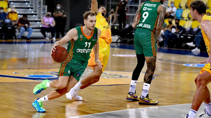 Fotografija: Ljubljanski kapetan Jaka Blažič je zadeval kot za stavo v prvem polčasu. FOTO: Cedevita Olimpija