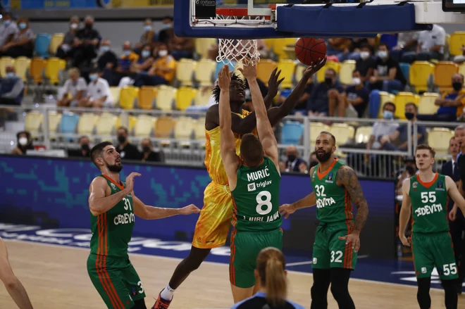 Stožiško moštvo je po medlem začetku igrala vse bolje v obrambi. FOTO: Cedevita Olimpija
