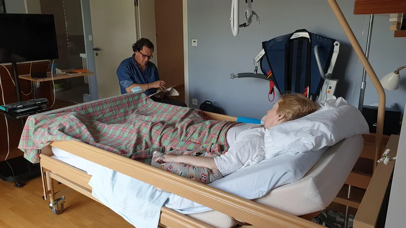 Fotografija: Jurij Hudolin med prebiranjem literature FOTO: osebni arhiv