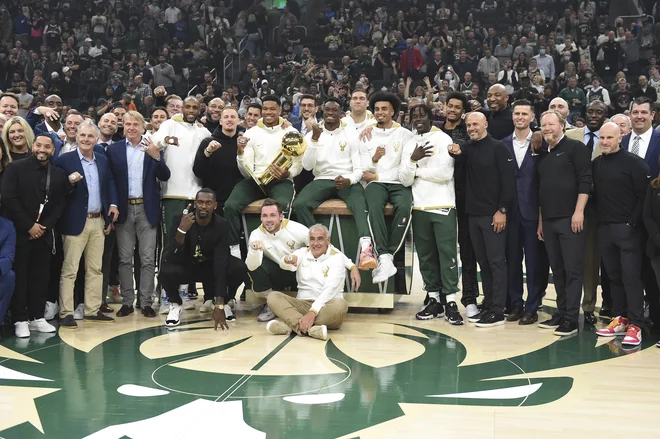 S podelitvijo prstanov za naslov prvaka lige NBA se je v Milwaukeeju začela 76. sezona, nadaljevala pa v znaku najkoristnejšega igralca Giannisa Antetokounmpa. FOTO: Michael Mcloone/Usa Today Sports
