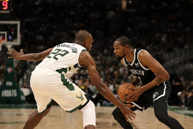 Zvezdnik Brooklyna Kevin Durant (desno) bo potreboval večjo pomoč soigralcev. FOTO: Stacy Revere/AFP
