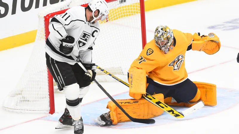 Fotografija: Anže Kopitar je v Tenesseeju zabil že peti gol v sezoni, toda zmage se je na koncu veselil domači vratar Juuse Saros. FOTO: Christopher Hanewinckel/Usa Today Sports
