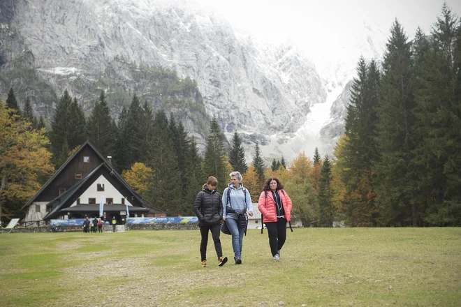 Za manj uhojene mlade planince so primerne poti, kakšna je v Tamar. pozimi tam kraljuje poganska starka Zima, pehtra baba. FOTO: Jure Eržen/Delo
