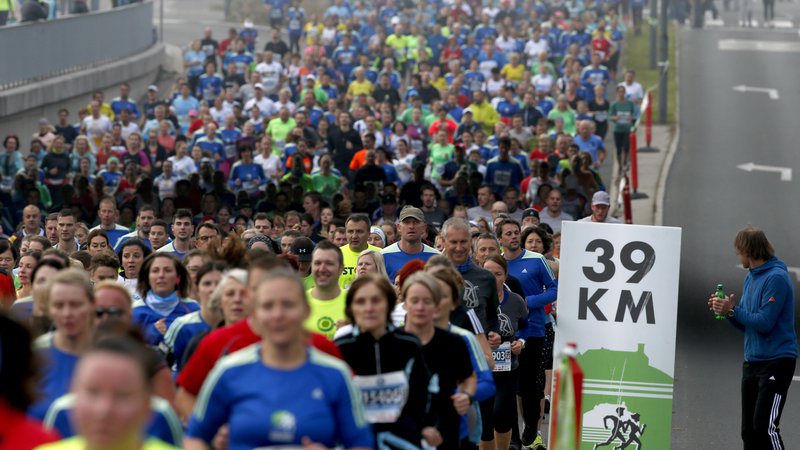 Fotografija: Maraton. To je, ko povprečen tekač postane več kot povprečen. FOTO: Roman Šipič/Delo
