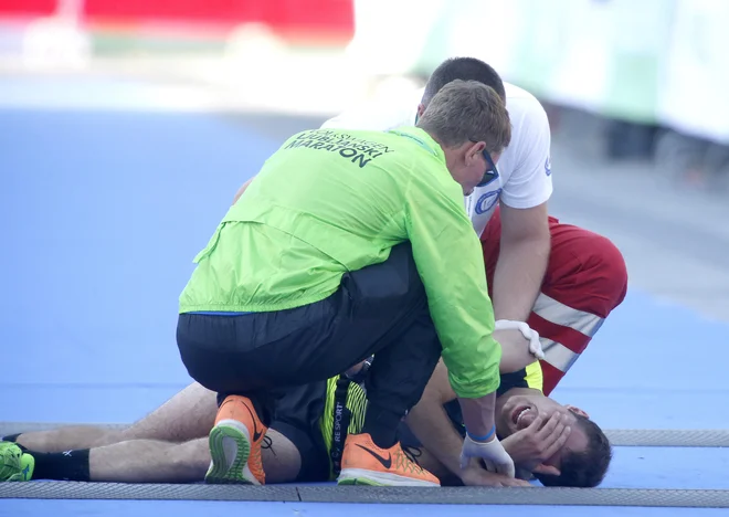 Če med tekom začutite bolečino, ki se povečuje, resno premislite o tem, da bi se odpovedali maratonu. FOTO: Roman Šipič/Delo
