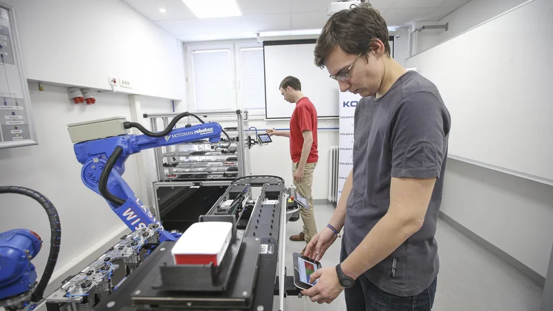 Fotografija: Podjetja se pri inoviranju povezujejo z razvojno-raziskovalnimi ustanovami. Primer je demonstracijski center pametne tovarne na ljubljanski fakulteti za strojništvo. FOTO: Jože Suhadolnik/Delo