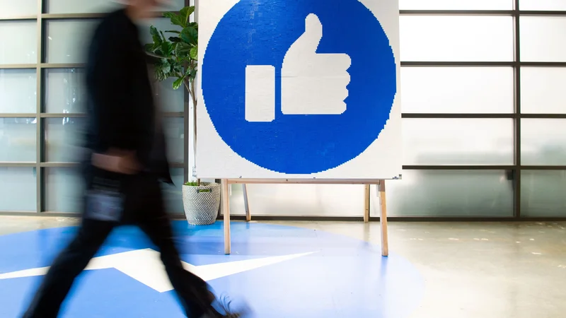 Fotografija: Kot so zapisali v tožbi, je »Facebook v nasprotju s svojimi standardnimi praksami zaposlovanja uporabil metode zaposlovanja, ki so odvračale ameriške delavce od prijave na določena delovna mesta«. FOTO: Josh Edelson/AFP