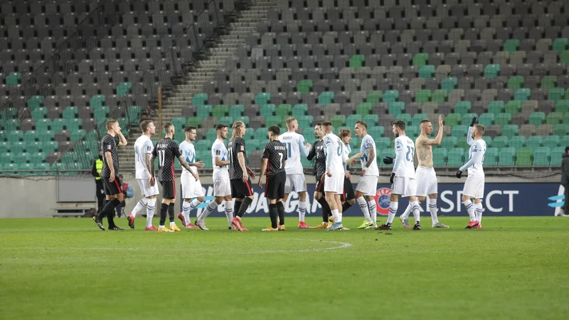 Fotografija: Ustavitev nogometnega prvenstva ali igranja tekem pred praznimi tribunami zaradi pandemije koronavirusa si ne želi nihče, zato je cepljenje ena od najvarnejših rešitev. FOTO: Voranc Vogel/Delo
