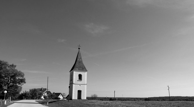 Turn brez cerkve ali cerkev-turn. FOTO: Miroslav Cvjetičanin/Delo

