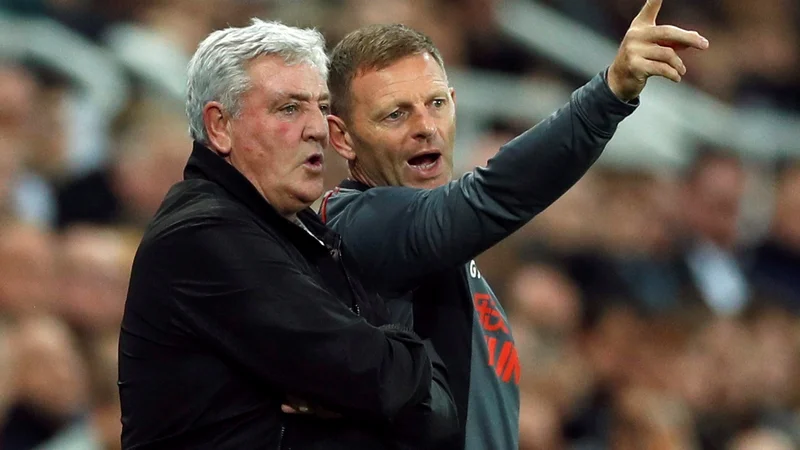 Fotografija: Steve Bruce (levo) odhaja, na klopi pa ostaja njegov pomočnik Graeme Jones (desno). FOTO: Lee Smith/Reuters
