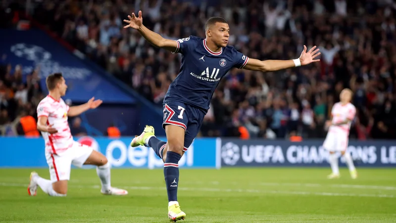 Fotografija: Kylian Mbappe je dosegel gol in podajo proti Leipzigu. FOTO: Christian Hartmann/Reuters