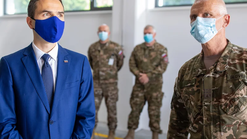 Fotografija: V Banki Slovenije niso želeli odgovoriti, kaj je pri njih včeraj počel obrambni minister Matej Tonin. Ta pravi, da je pogovor tekel o podrobnostih vojaških plačil. FOTO: Voranc Vogel/Delo