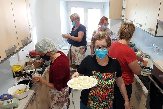 Zelo dejavne upokojenke na kuharski delavnici. Foto Občina Mokronog-Trebelno